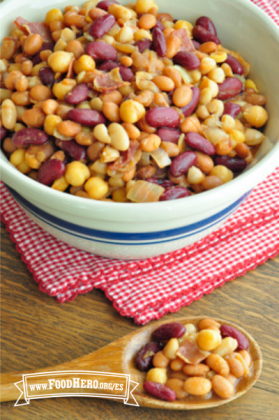 Una mezcla de frijoles sazonados y tocino se muestra en un tazón para servir.