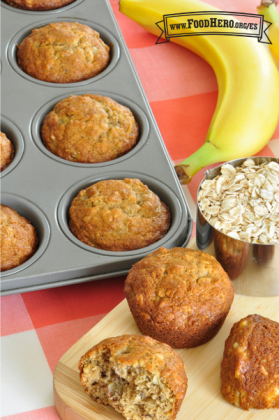 Panecillos (Muffins) con la parte superior dorada y textura húmeda.