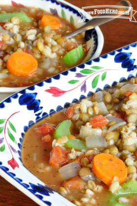 Tazones de sopa que contienen verduras coloridas, lentejas y cebada