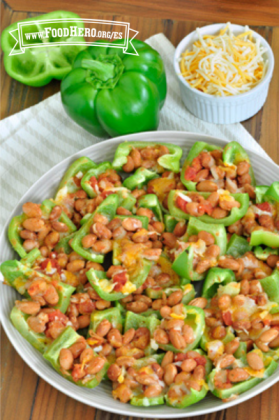  Trozos de pimiento dulce se cubren con frijoles, salsa y queso para una variación de los nachos clásicos.