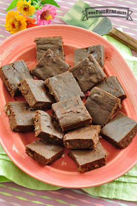 Brownie de frijoles negros en un plato.