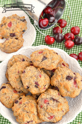 Tazón de Panecillos tipo “Scones” de Cereza redondos y rojos.