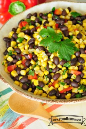 Apetitosa variedad de maíz, frijol y verduras adornadas con cilantro.  