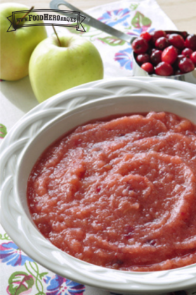 Tazón de puré de manzana y arándanos rojos.