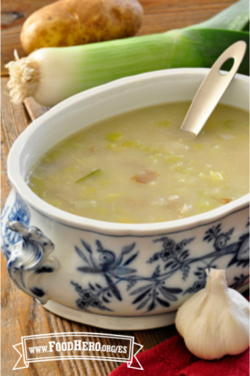 Tazón ovalado de cerámica con sopa de papas y puerros.