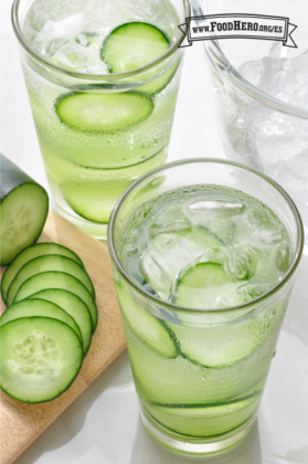 Vasos de agua helada con rodajas delgadas de pepino.  