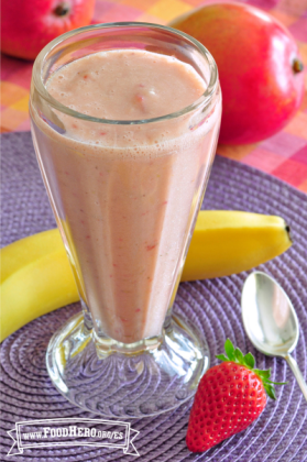 Licuado de fruta en un vaso alto.