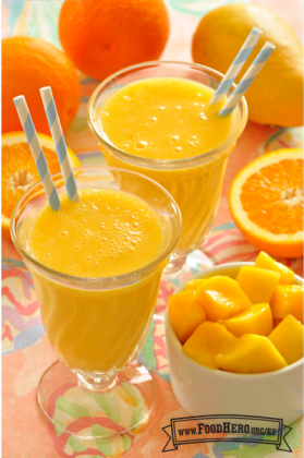 Licuados de naranja brillante en vasos con popotes.