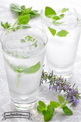 Vasos de agua con hielo con menta y romero.