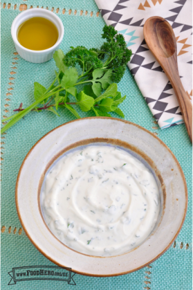 Tazón pequeño de una salsa blanca cremosa.