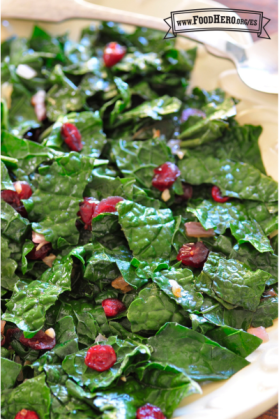 Plato de col rizada salteada con arándanos rojos.