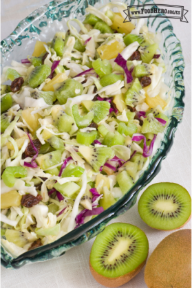 Mezcla de kiwi con verduras en un tazón grande.