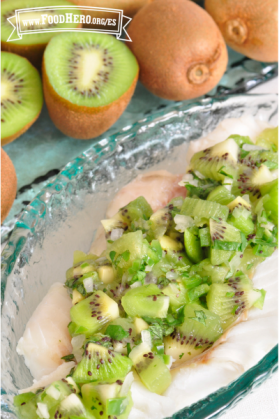 Plato de kiwi picado con aderezo.