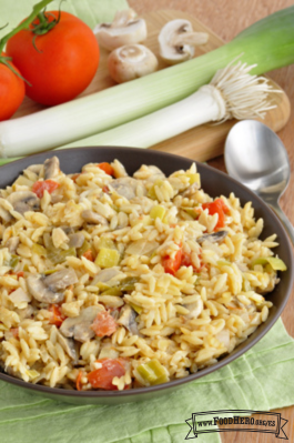 Tazón mediano de orzo cremoso con verduras.