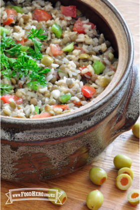 Plato de arroz, lentejas y verduras adornado con perejil.