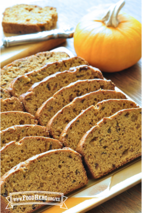 Plato de pan de calabaza en rodajas.