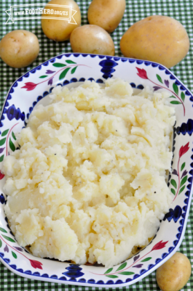 Plato de puré de papa sazonado.