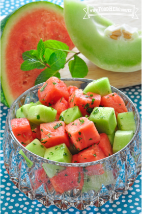 Tazón de cristal con cubitos de sandía y melón verde con menta.