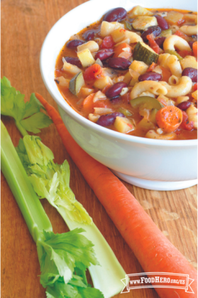 Tazón de sopa de verduras y fideos de macarrón.