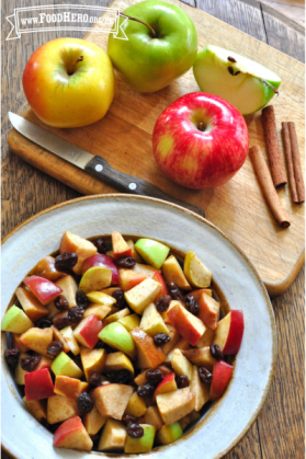 Tazón de trozos de manzana al horno con pasas y canela.