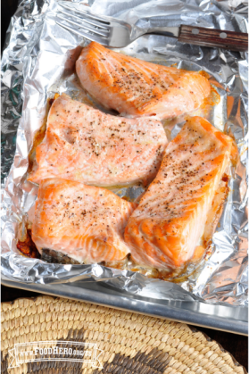 Filetes de salmón horneados en papel de aluminio.