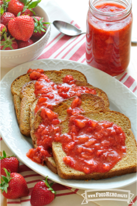 Tostadas francesas integrales al horno servidas con mermelada de fresa.