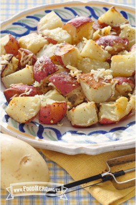 Plato de papas rojas con queso parmesano rallado.