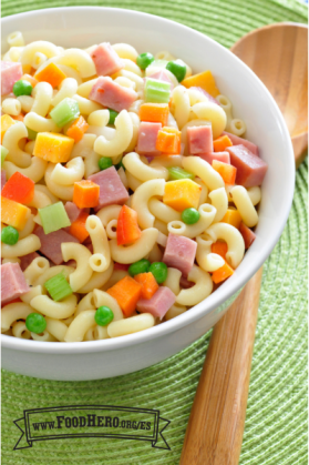 Fideos de macarrón con jamón, verduras y aderezo.