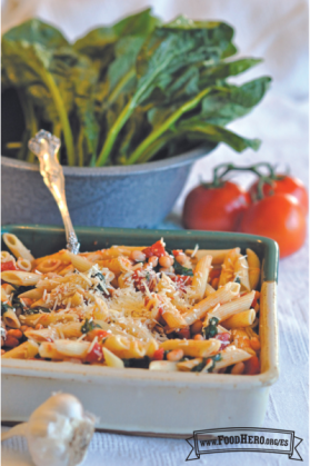 Tazón de pasta de verduras espolvoreada con queso parmesano.