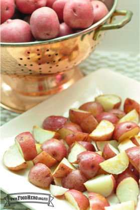 Plato de cuartos de papas rojas al horno.