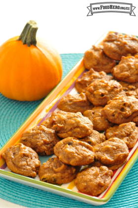 Plato grande de galletas de calabaza anaranjadas.