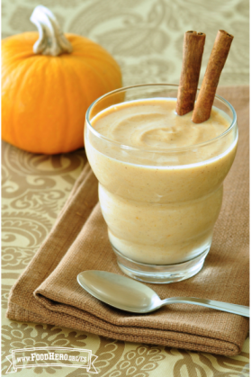 Vaso de licuado espeso servido con palitos de canela.