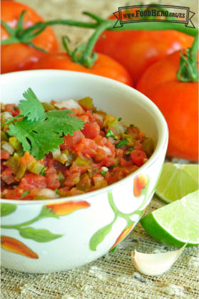 Tazón mediano de tomate cortado en cubitos con cilantro.