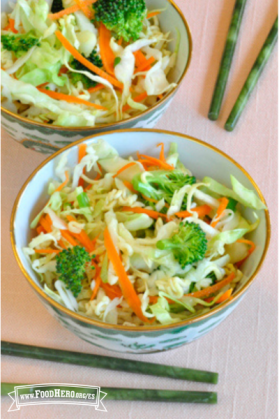 Mezcla de repollo y verduras sobre una cama de fideos ramen.