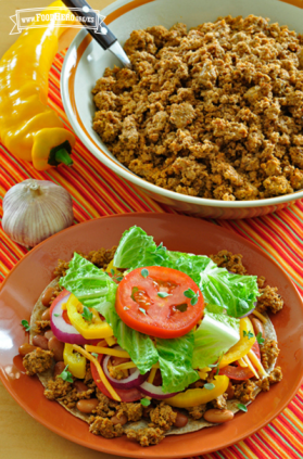 Un tazón con chorizo ​​acompañado con una ensalada fresca.