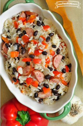 Tazón grande con arroz, salchicha y mezcla de verduras.