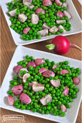 Platos de una vibrante mezcla de chícharos y rábanos.