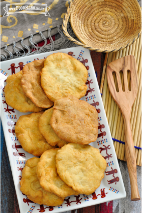 Plato de pan frito dorado apilado.