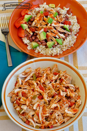 Un tazón grande con pollo desmenuzado cubierto en salsa y servido sobre arroz.