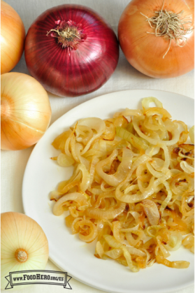 Cebollas doradas en un plato.