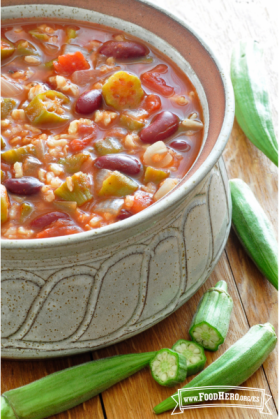 Tazón con sopa de okra, arroz y frijoles en un caldo de tomate.