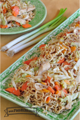 Plato con fideos salteados con pollo y verduras.