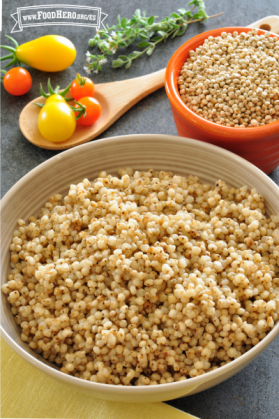 Tazón grande con pequeños granos de sorgo.