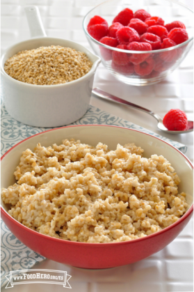 Tazón con avena con textura suave servida con frambuesas.