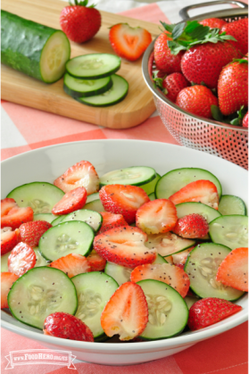 Rodajas de fresa y pepino recubiertas con aderezo de semillas de amapola.