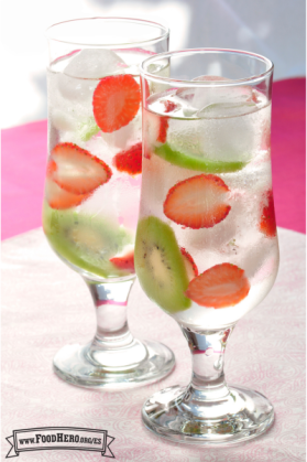 Vasos de agua con rodajas de fresa y kiwi.