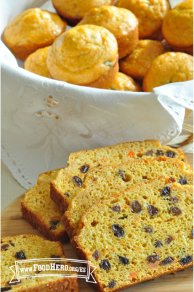 Panecillos húmedos de zanahoria y pasas y rebanadas de pan.