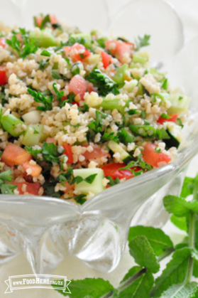 Tazón con verduras con trigo bulgur y aderezo.