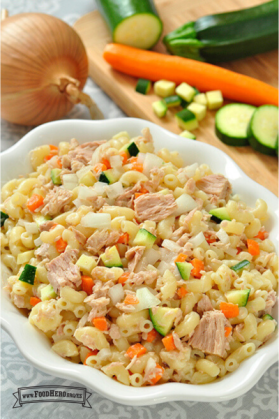 Tazón con macarrones con atún y cubitos de verduras.