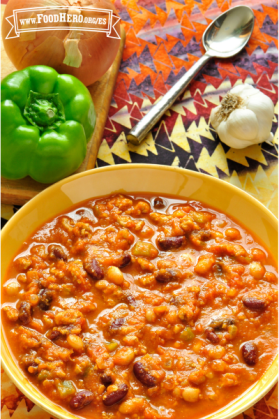 Tazón con sopa de pavo y frijoles.